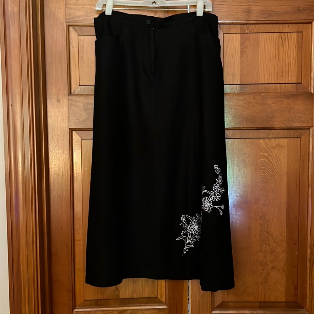 Sag Harbor women’s skirt, black with white embroidered trim